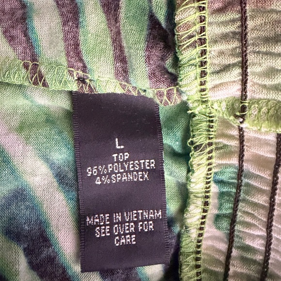 I.N. Studio Green/Blue Abstract Cowl neck/ keyhole
Back/ Long Sleeve Top/ size L - Picture 12 of 13